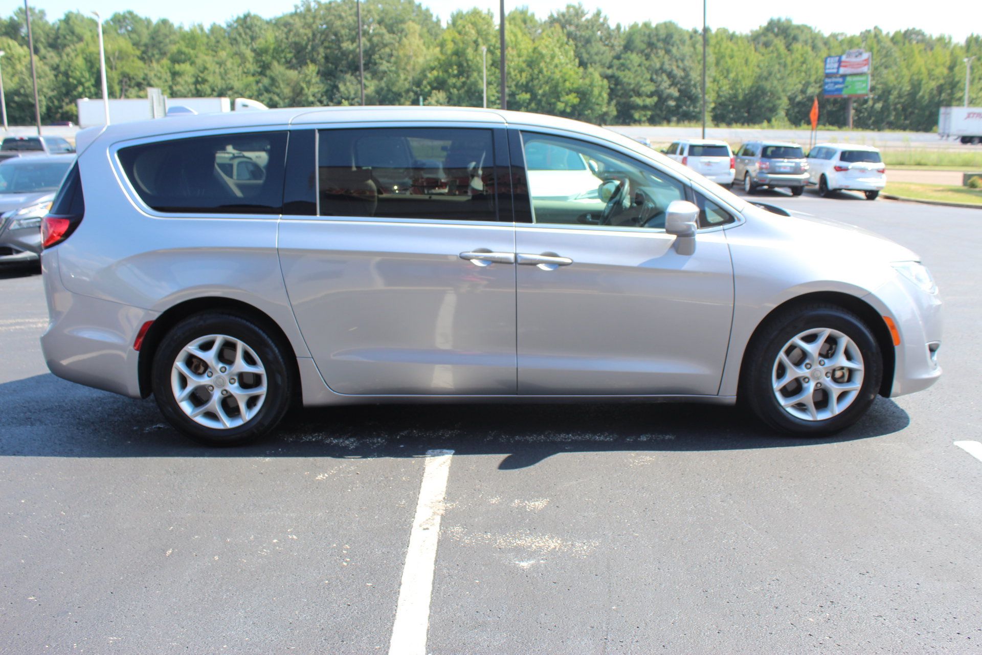 Used 2019 Chrysler Pacifica Touring Plus w/ Tire & Wheel Group FWD image 5