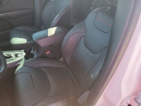 Used 2020 Jeep Cherokee Trailhawk image 19