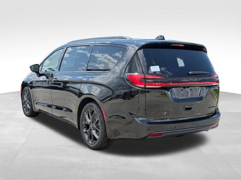 New 2027 Chrysler Pacifica Limited FWD image 3