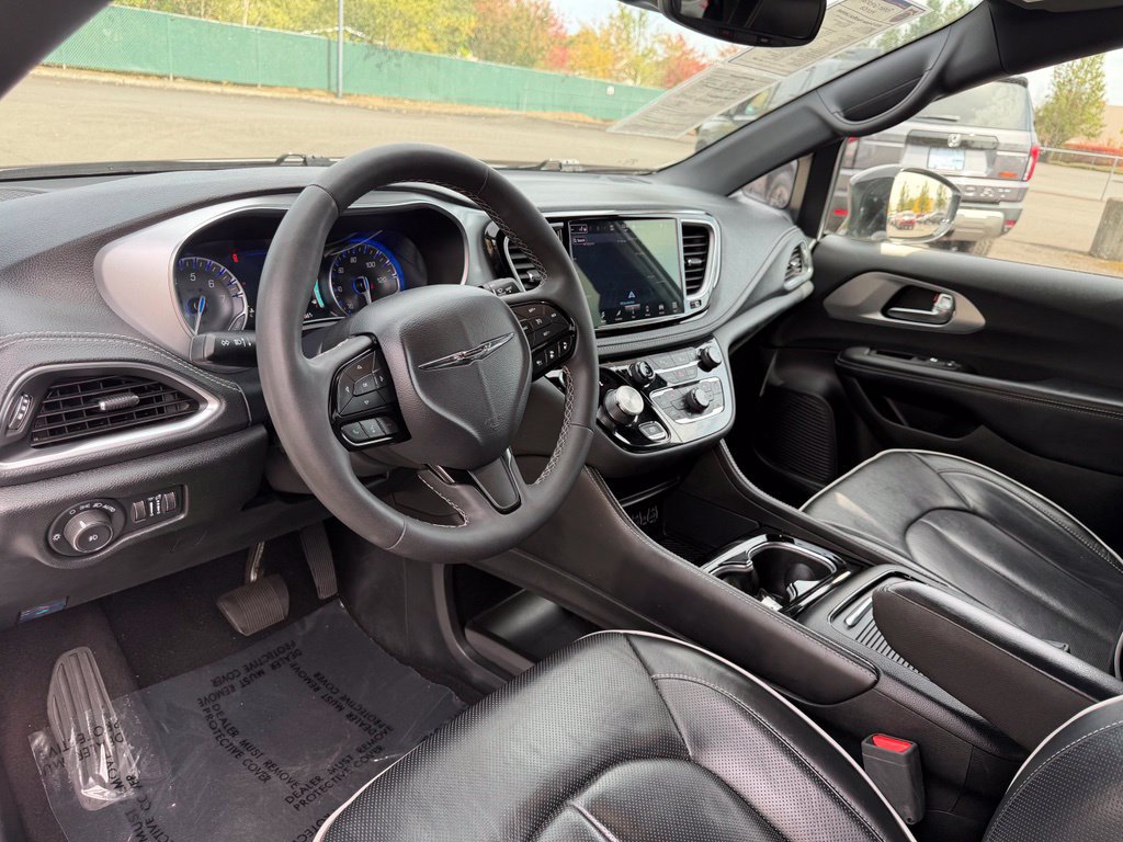 Used 2025 Chrysler Pacifica Limited FWD image 16