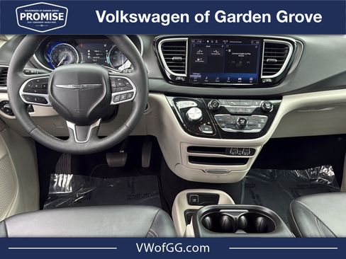 Used 2024 Chrysler Pacifica Touring-L FWD image 25