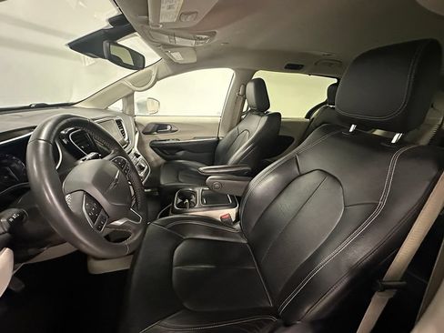 Used 2022 Chrysler Pacifica Touring-L FWD image 27
