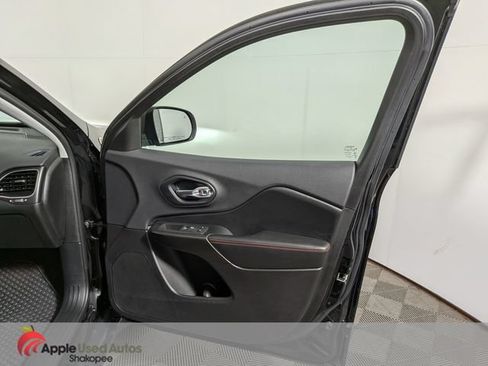 Used 2019 Jeep Cherokee Trailhawk w/ Cold Weather Group AWD/4WD image 40