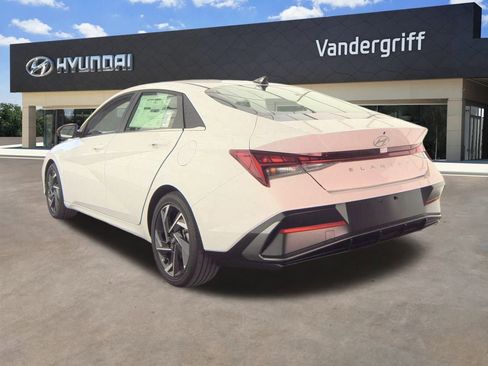 Used 2025 Hyundai Elantra Limited image 13