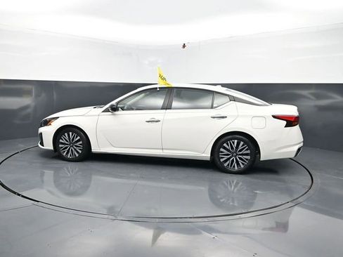 Used 2025 Nissan Altima 2.5 SV FWD image 5