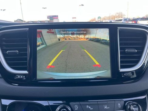 Used 2026 Chrysler Pacifica Select image 21