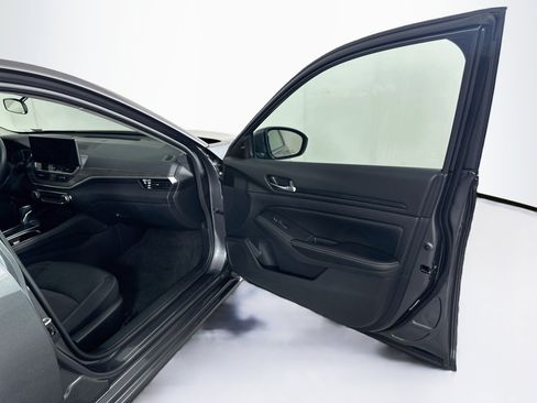 Used 2024 Nissan Altima 2.5 SV w/ SV Premium Package FWD image 31
