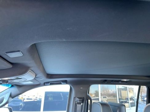 Used 2022 GMC Yukon XL SLT w/ SLT Premium Package image 12