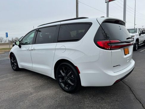 Used 2025 Chrysler Pacifica Limited image 5