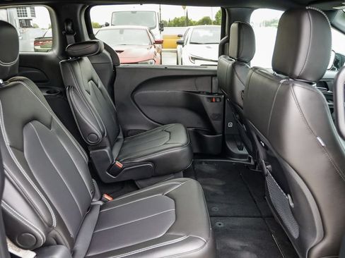 New 2027 Chrysler Pacifica Select FWD image 19