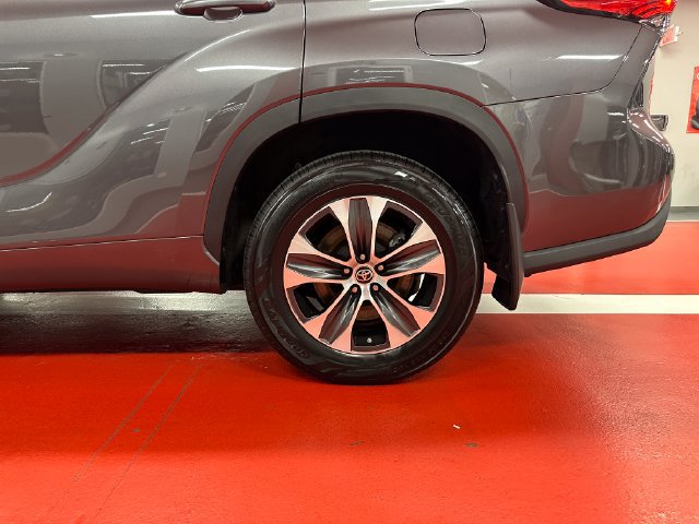 Used 2022 Toyota Highlander XLE AWD/4WD image 29