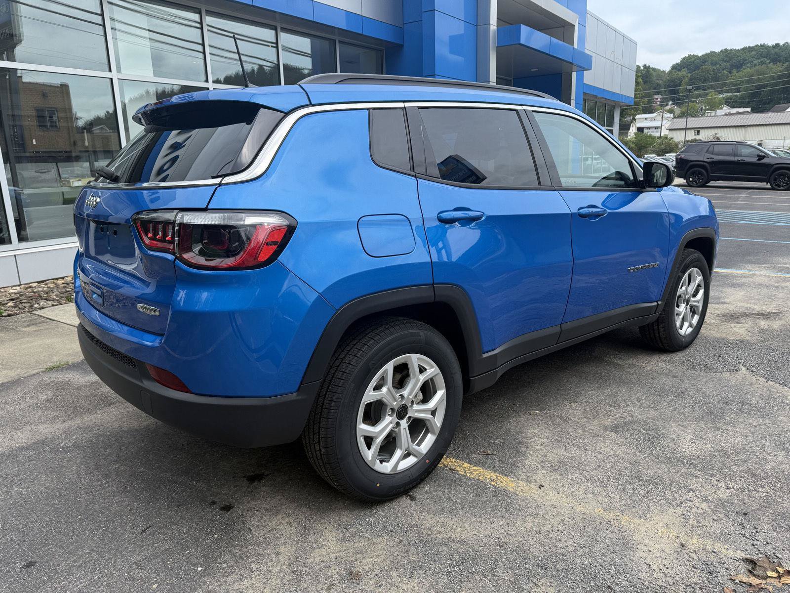 Used 2025 Jeep Compass Latitude AWD/4WD image 5
