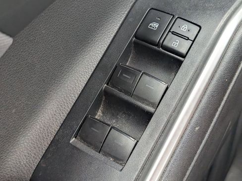 Used 2020 Toyota Highlander L FWD image 11