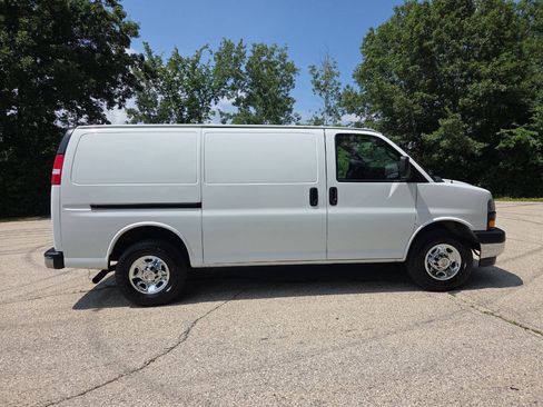 Used 2020 Chevrolet Express 3500 w/ Driver Convenience Package RWD image 7
