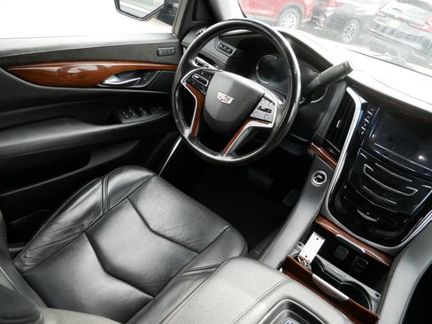 Used 2019 Cadillac Escalade ESV Premium Luxury image 9