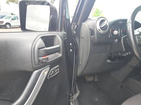 Used 2015 Jeep Wrangler Unlimited Sahara w/ Max Tow Package AWD/4WD image 12