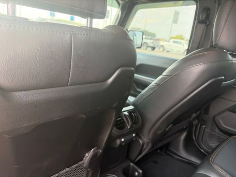 Used 2025 Jeep Gladiator Sport AWD/4WD image 16