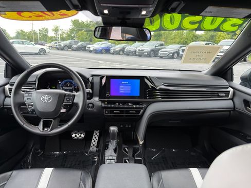 Used 2025 Toyota Camry SE FWD image 29