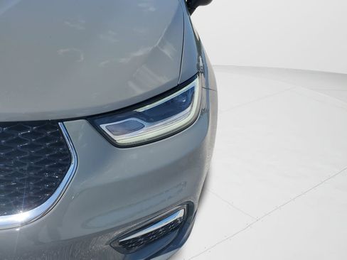 Used 2025 Chrysler Pacifica Select image 17