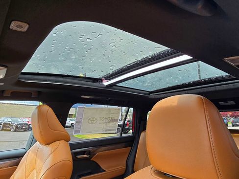 New 2026 Toyota Highlander Platinum image 24