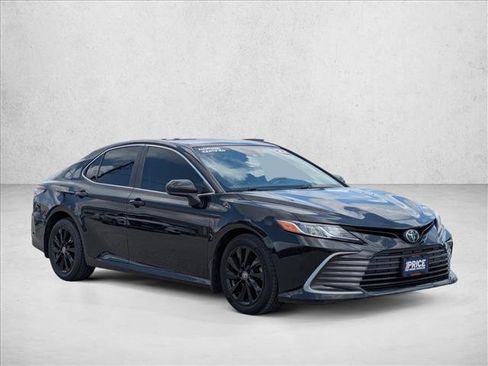 Used 2022 Toyota Camry LE FWD image 3