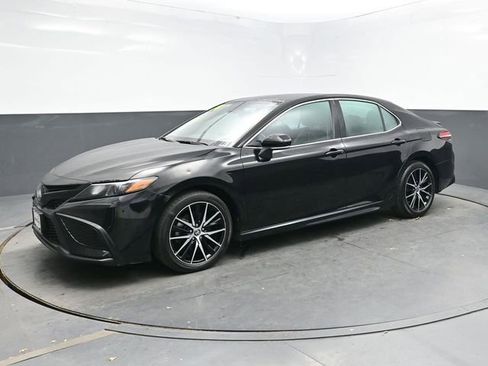 Used 2024 Toyota Camry SE image 3