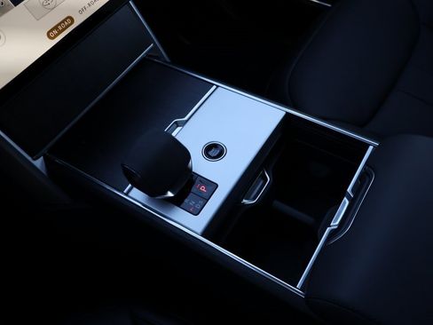 Certified 2025 Land Rover Range Rover SE image 25