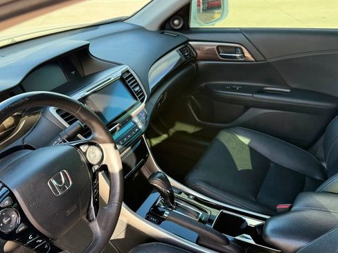 Used 2017 Honda Accord Touring image 10