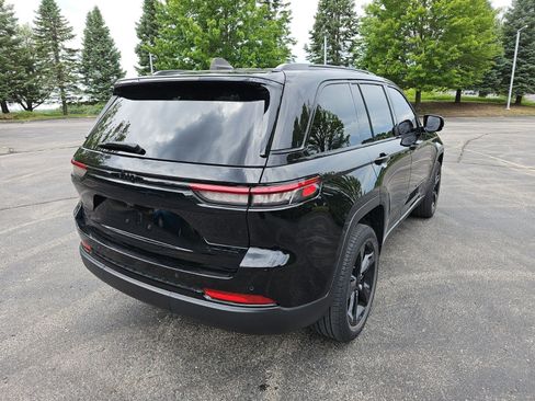 Used 2023 Jeep Grand Cherokee Limited w/ Black Appearance Package AWD/4WD image 6