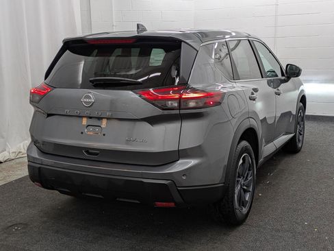 Used 2024 Nissan Rogue SV image 2