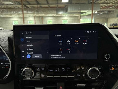 Used 2023 Toyota Highlander Limited AWD/4WD image 21