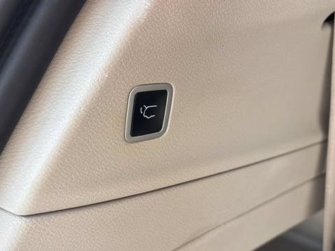 Used 2024 Chrysler Pacifica Touring-L FWD image 34