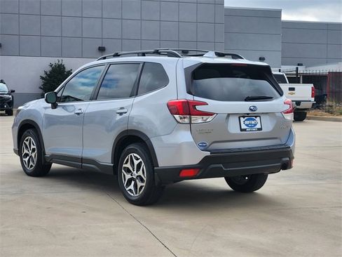 Used 2020 Subaru Forester Premium image 5