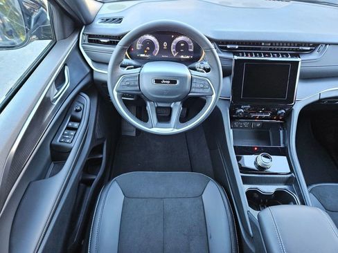 New 2025 Jeep Grand Cherokee Altitude image 13