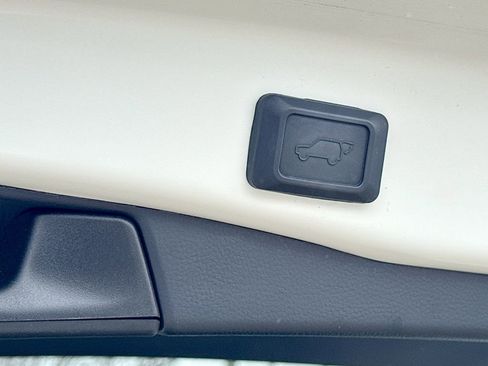 Used 2021 Toyota RAV4 XLE Premium image 34