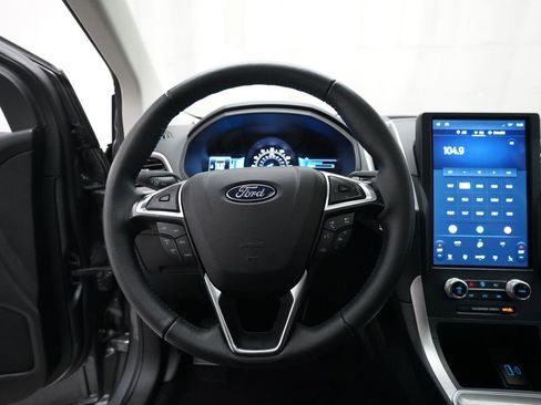 Used 2024 Ford Edge SEL w/ Convenience Package image 4
