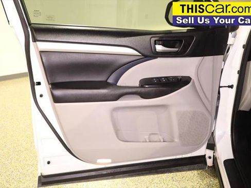 Used 2016 Toyota Highlander XLE w/ Preferred Accessory Package FWD image 31