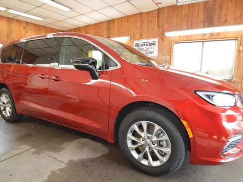Used 2025 Chrysler Pacifica Select AWD/4WD image 5