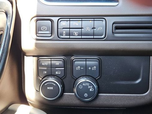 Used 2022 Chevrolet Suburban LT w/ Luxury Package image 15