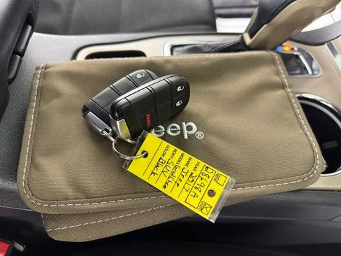 Used 2017 Jeep Grand Cherokee Laredo w/ Quick Order Package 23E image 24