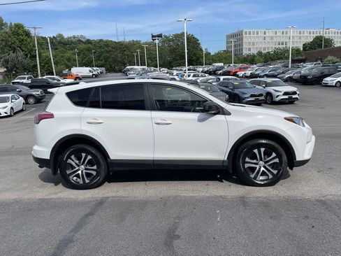 Used 2017 Toyota RAV4 LE AWD/4WD image 7