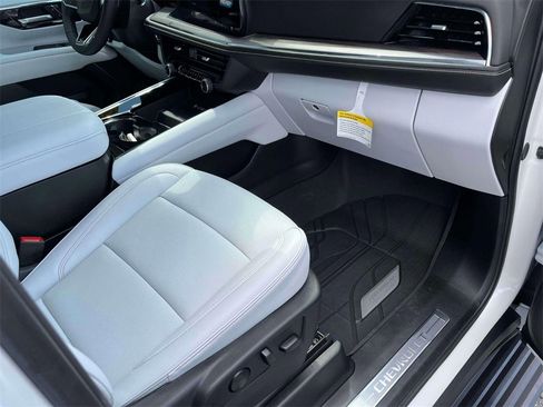 Used 2025 Chevrolet Suburban Premier image 24