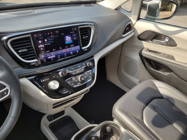 Used 2023 Chrysler Pacifica Touring-L AWD/4WD image 29