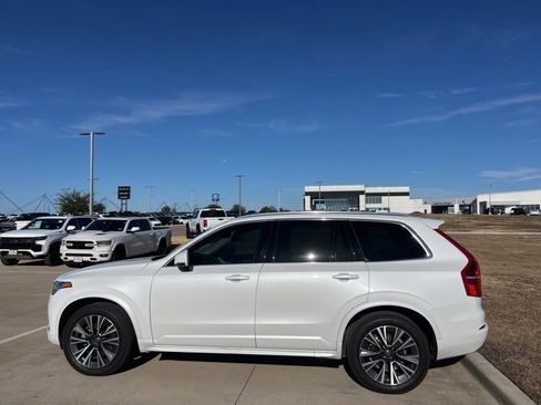 Used 2022 Volvo XC90 T6 Momentum image 3