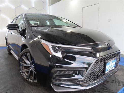 Used 2025 Toyota Corolla SE FWD image 3
