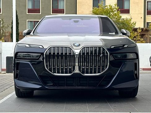 Used 2023 BMW i7 xDrive60 AWD/4WD image 8