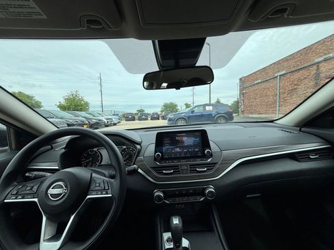 Used 2025 Nissan Altima 2.5 SV FWD image 32