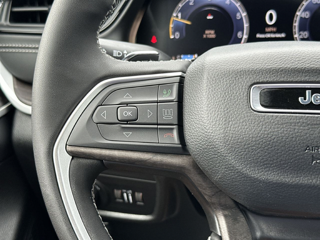 New 2027 Jeep Grand Cherokee Altitude RWD image 29