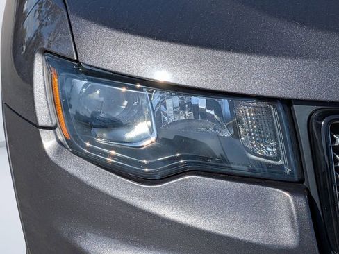 Used 2018 Jeep Grand Cherokee Altitude image 9