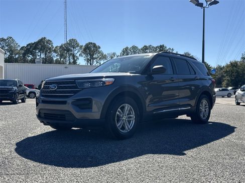 Used 2024 Ford Explorer XLT image 2